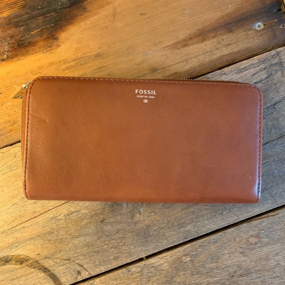 FOSSIL LEATHER WALLET